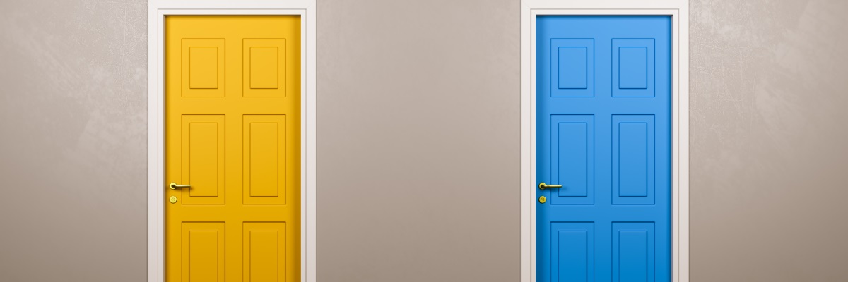 Duas portas, uma amarela e outra azul