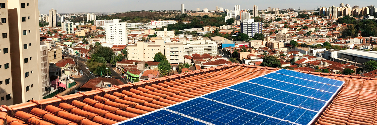 Painéis solares em telhado de prédio