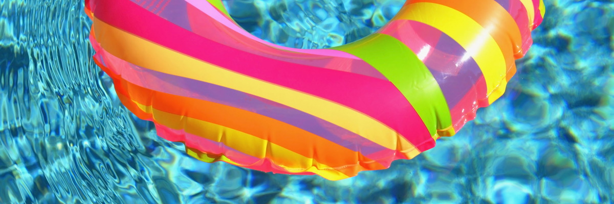 Boia colorida em piscina